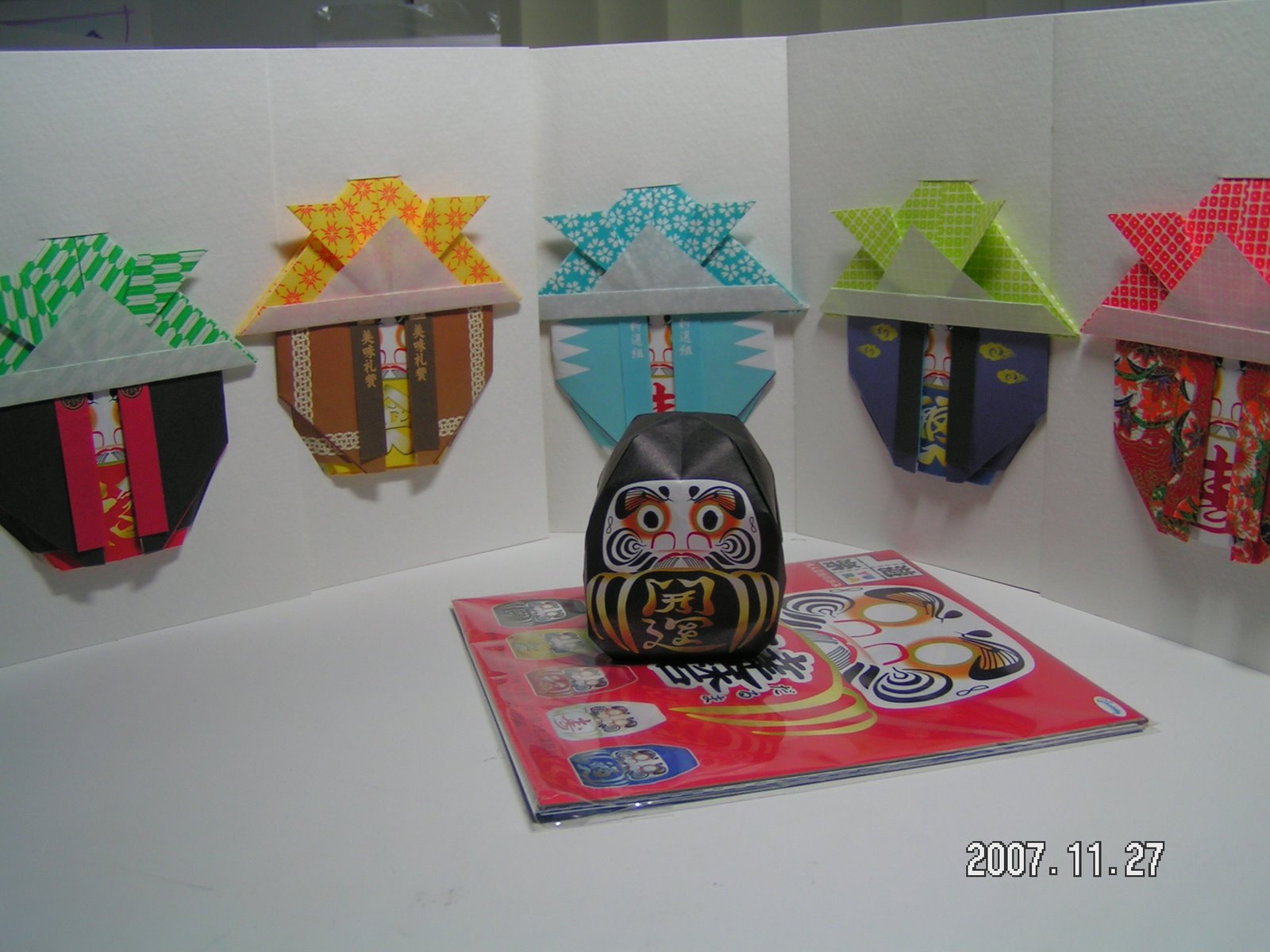 http://2.bp.blogspot.com/_idUARdOEJAk/R1EDCh-w2zI/AAAAAAAAAec/gjYLZWlzttU/s1600-R/Origami+Daruma.JPG