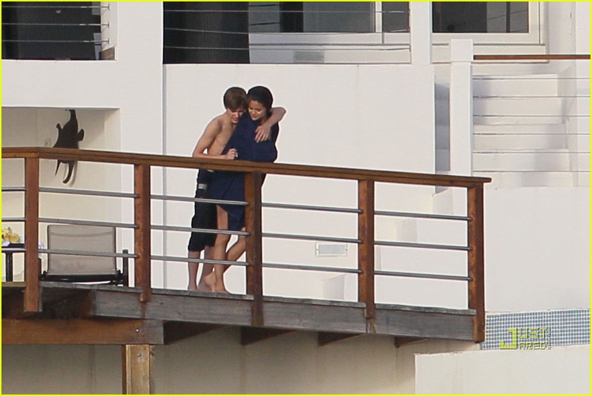 Bieber Selena Kissing