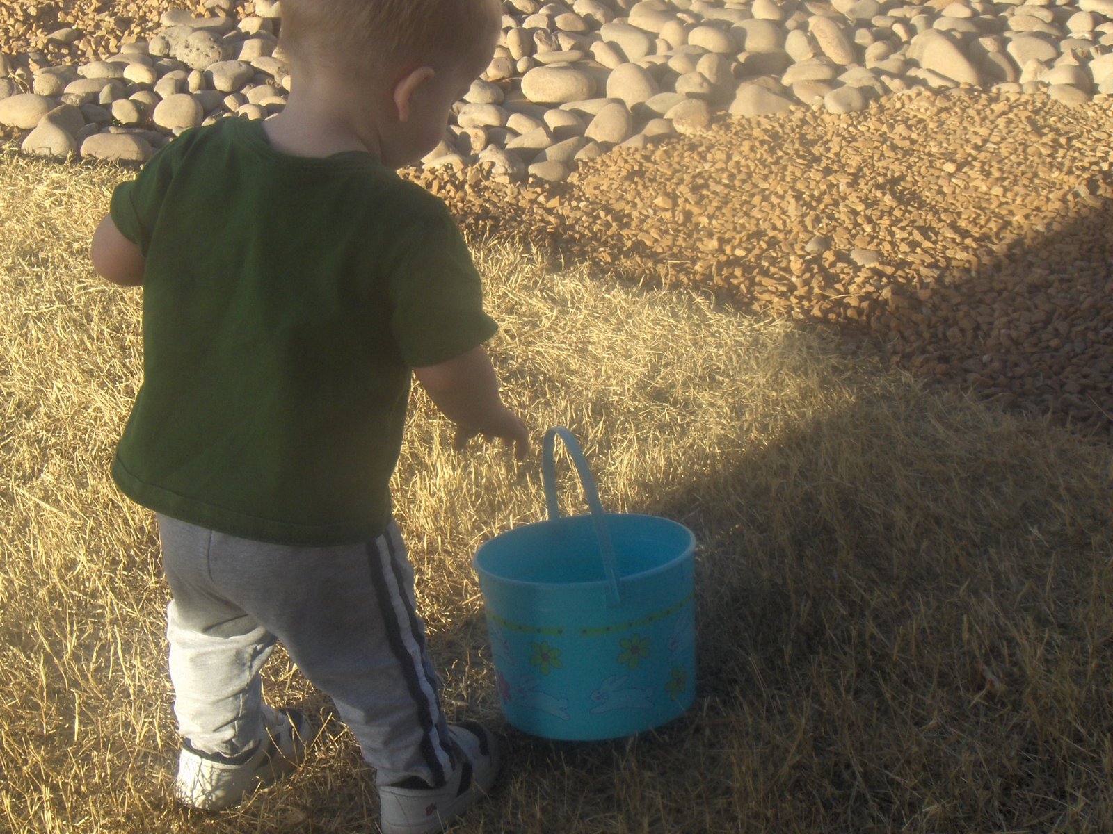 [Easter_08_Lucas_bucket.JPG]