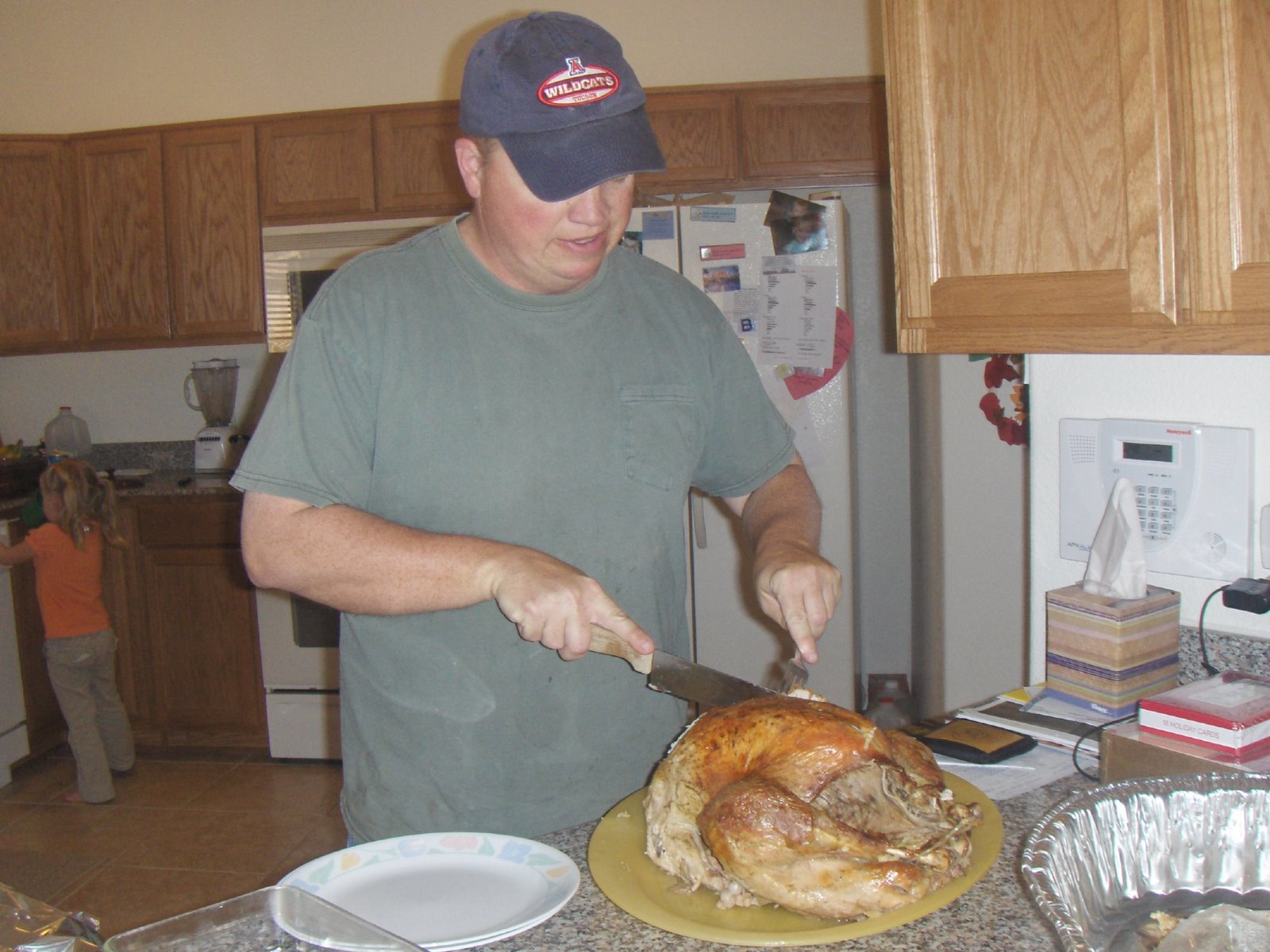 [Thanksgiving_07_Scott_carving.JPG]