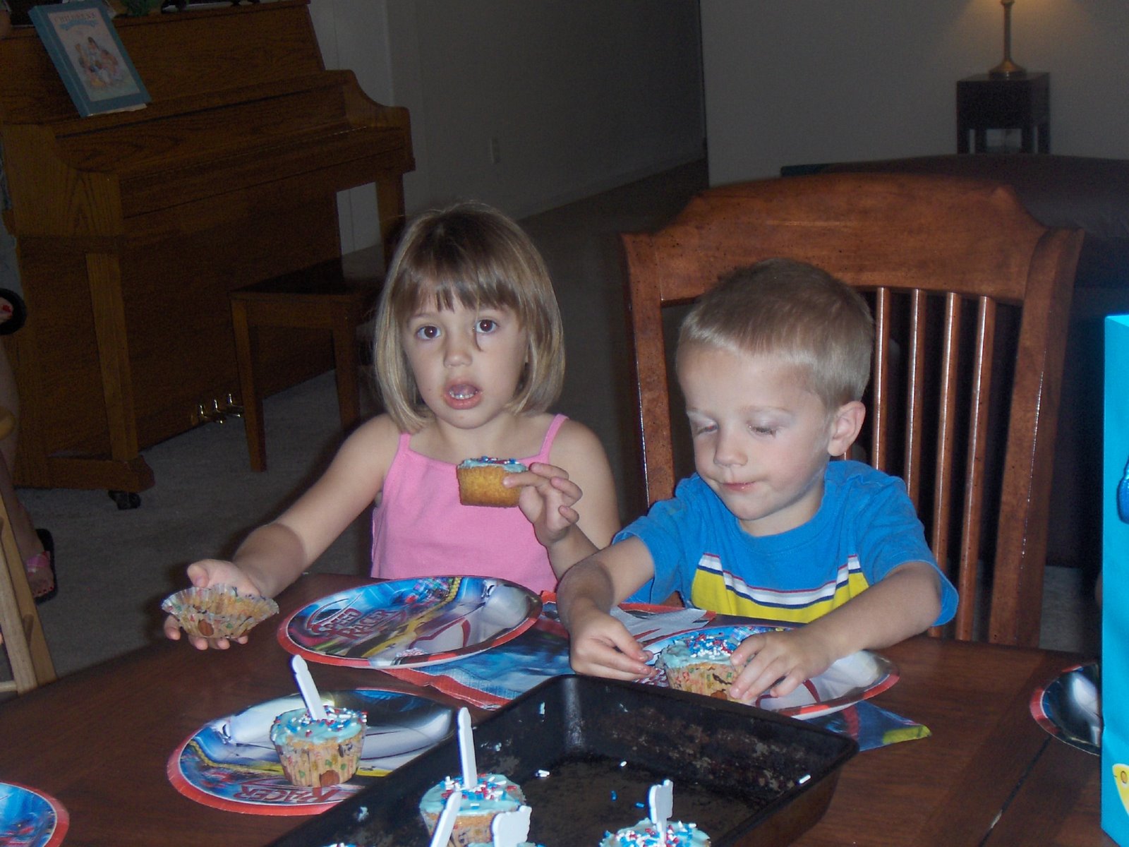 [Lucas_bday_Anna_Ben.JPG]