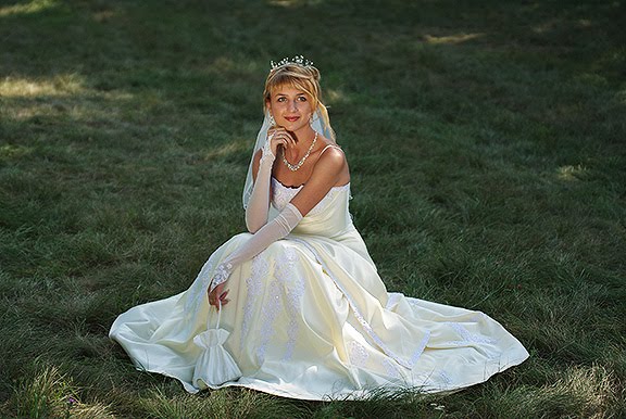 wedding bride sitting on the grass свадьба невеста сидит на траве
