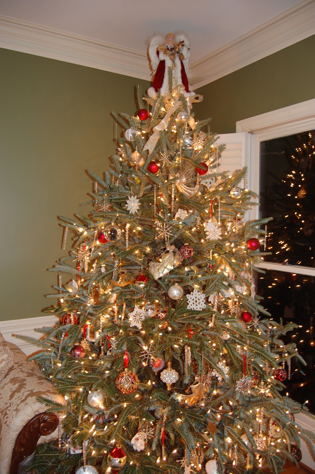 Long Party of Five Christmas 2010 The Year of The Leaning Christmas Tree