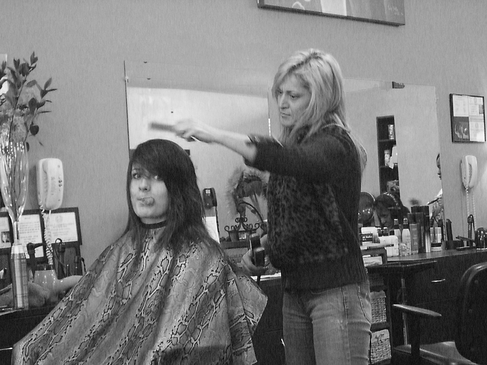 [3-12-09+Ellen+getting+haircut.jpg]