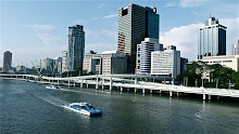 Le «City Cat» sillonne la rivière Brisbane