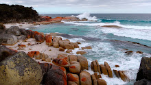 Des rochers orange et la mer turquoise, quel beau tableau !