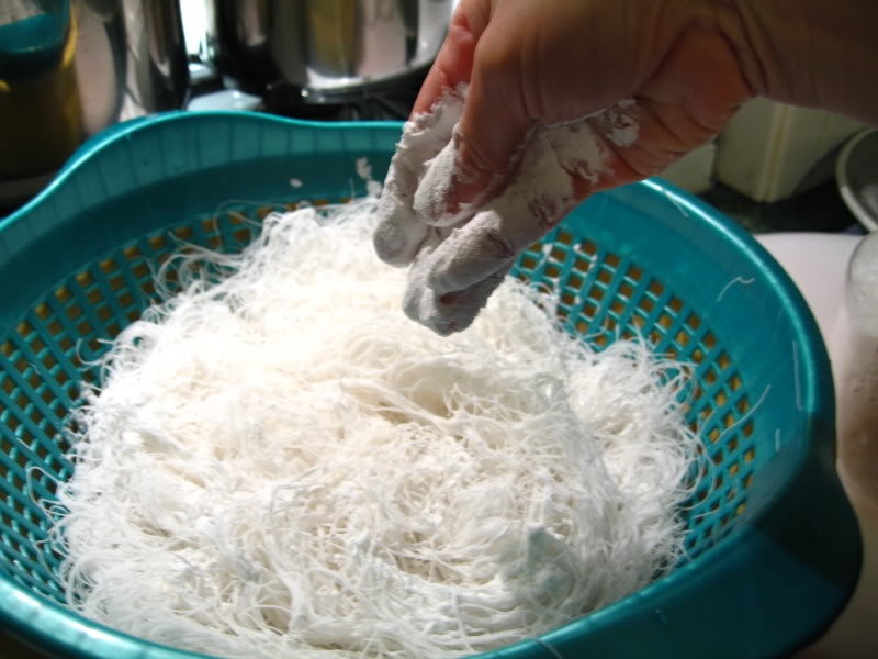 Cach+Lam+Banh+Hoi Đổ ra rổ cho ráo nước rồi rắc bột năng vô, 1 bịch ...