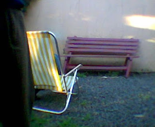 cadeira de praia conversando com banco de praça