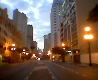 Avenida Sao Joao, de manha, postes acesos e ceu tambem