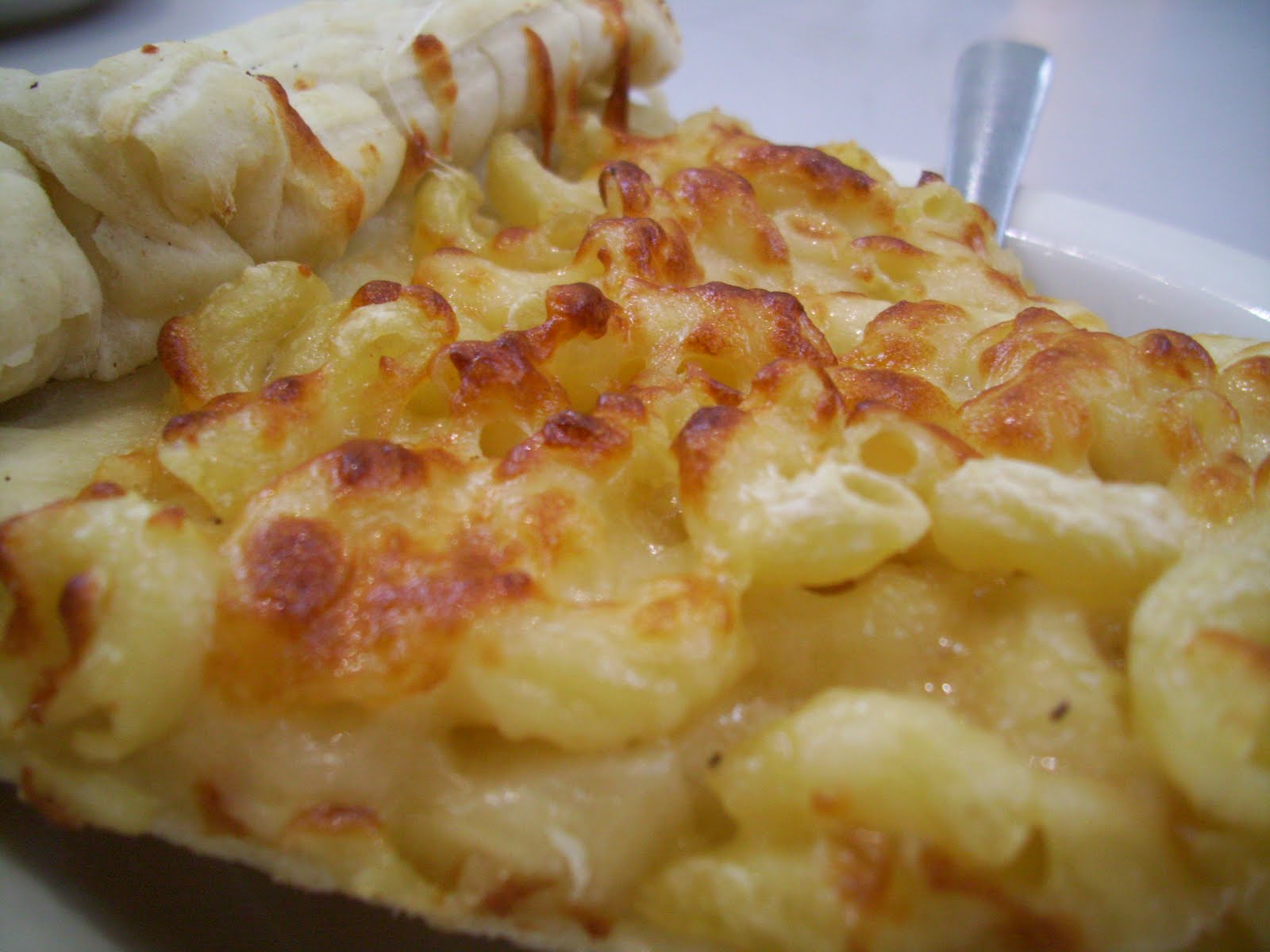 Food Blog Macaroni and Cheese...on a Pizza.