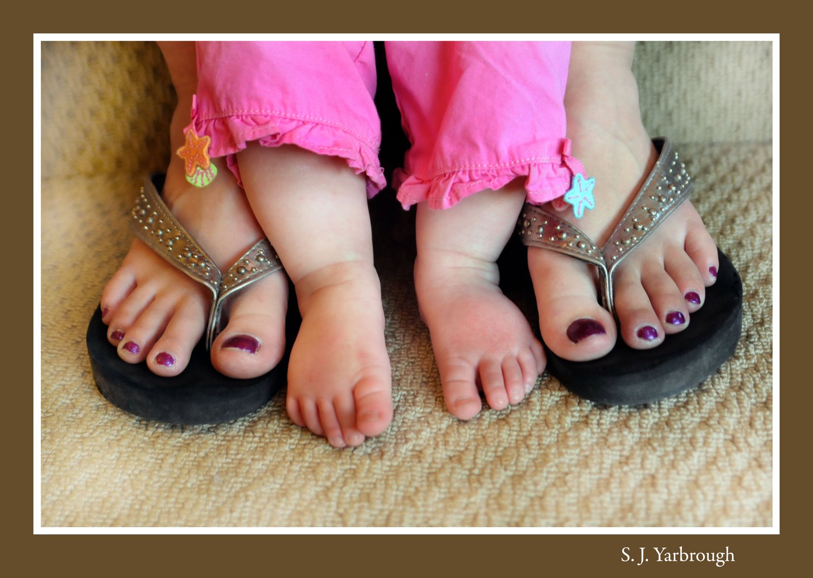 [Julie&Lilly+Feet.jpg]