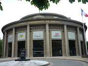 La construction du superbe palais d'Iéna par Auguste Perret (en béton bien .