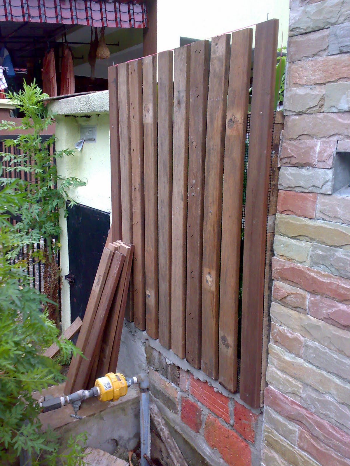 ++ kEbUn pApA AiNa ++ Dekorasi Baru D.I.Y Pagar Kayu