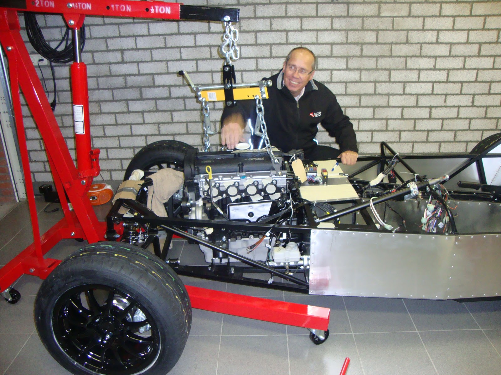 Westfield Erik Plaatsen van de motor.