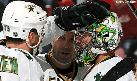 [turco_marty_stars_congradulated_by_teammates_0512708_480x285.jpg]