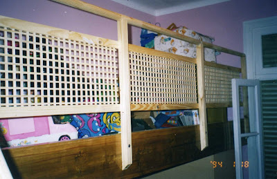 El umbral: Entrepiso con baranda enrejada en madera