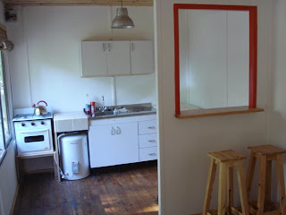 cabañas para alquilar en el tigre: cocina con desayunador, living y piezas