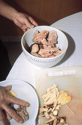 Chinese eat Bay 由於胎嬰十分羸瘦,廣東老饕另外加入雞肉、排骨燉煮.jpg