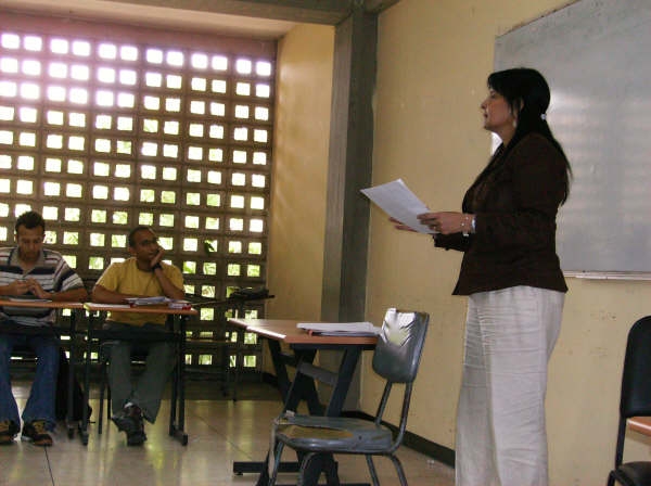 Profesora Josefina Calles Explicando la Clase