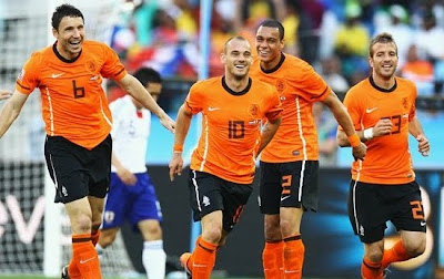Sneijder em meio à Seleção Holandesa comemorando o seu gol