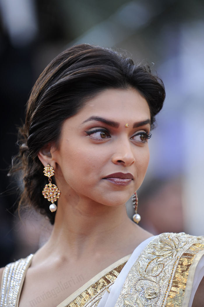 http://2.bp.blogspot.com/_jTFnyODNZMU/TAWi6NPi3gI/AAAAAAAAA-k/KSq0FaFGl1s/s1600/Deepika-Padukone-2010-Cannes-Fashion-War-06.jpg