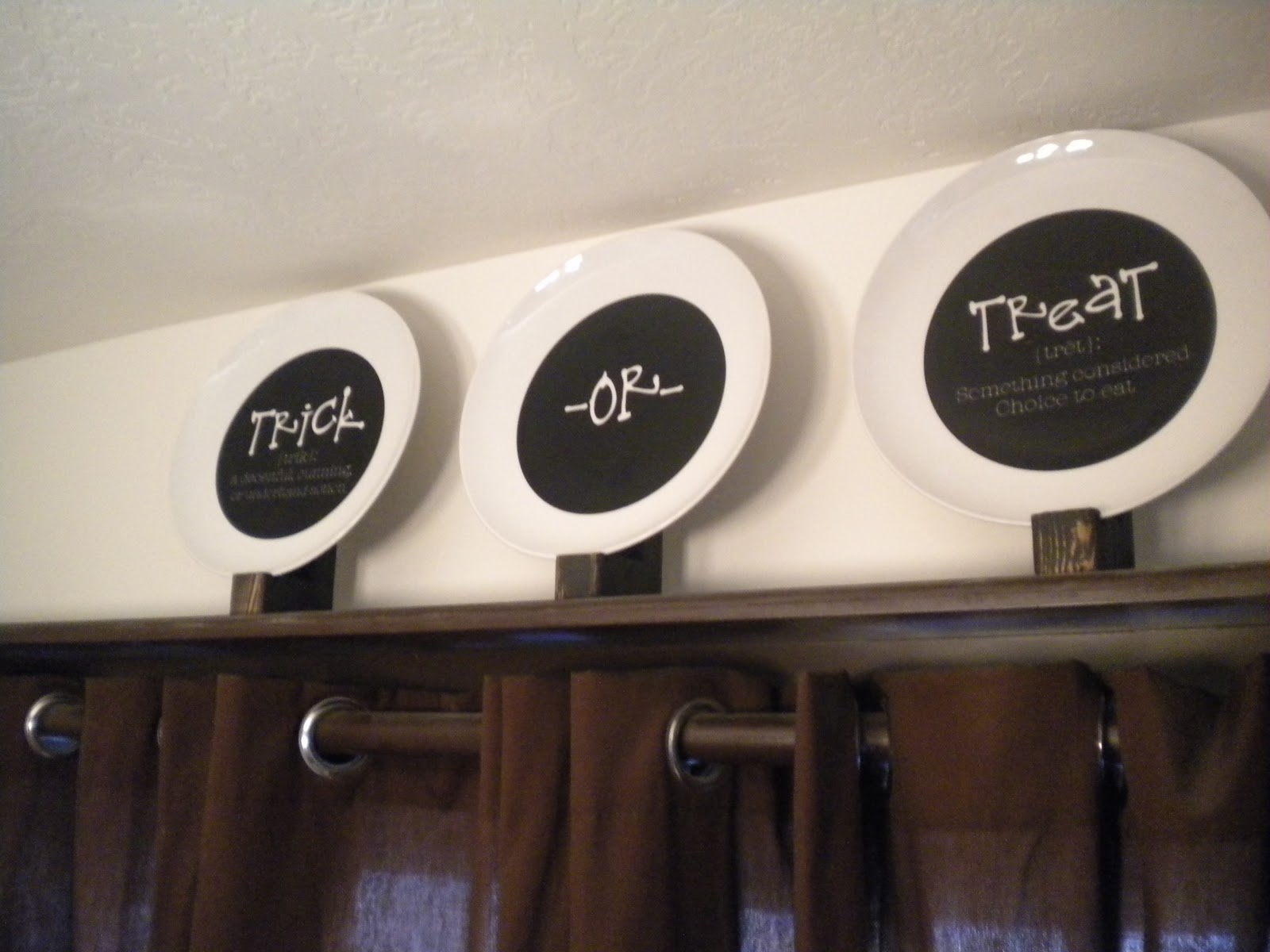 Poppies at Play Decorative plates and DIY plate stands