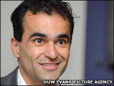 [_45834048_roberto_martinez_suit_huw.jpg]