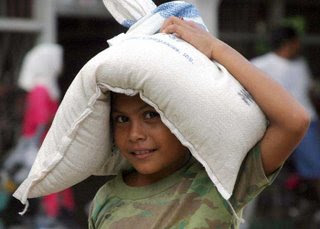 http://2.bp.blogspot.com/_jX8t3KIP-1I/ScsNe2lBi4I/AAAAAAAABM0/ssNHiFV5hT0/s320/2506TRI_BERAS_BANTUAN.jpg