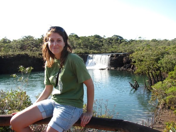 Devant les chutes de la Madeleine
