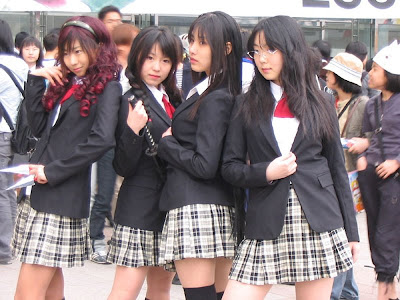 Miro a mi alrededor y cientos de colegialas niponas me observan entre