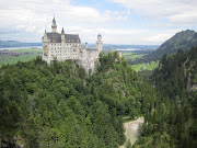 Neuschwanstein Castle from the bridge vantage point (img )