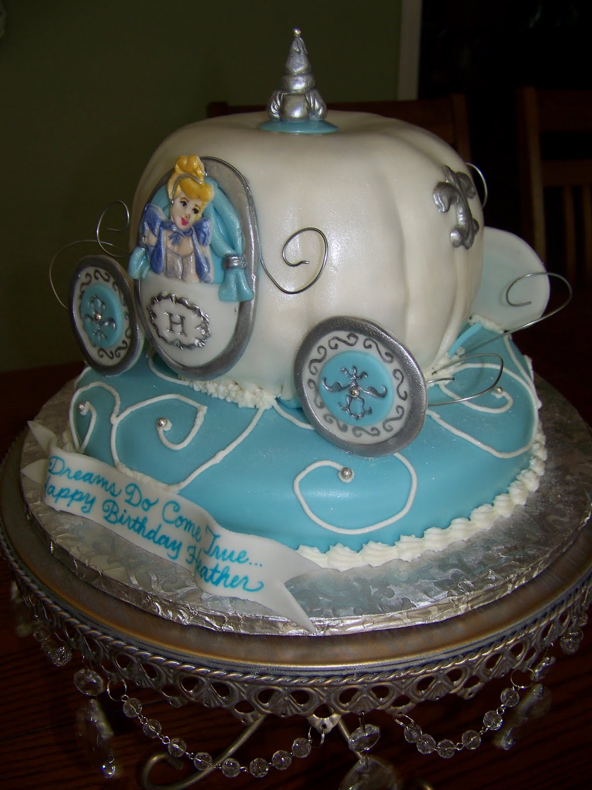 Plumeria Cake Studio: Cinderella's Carriage Cake