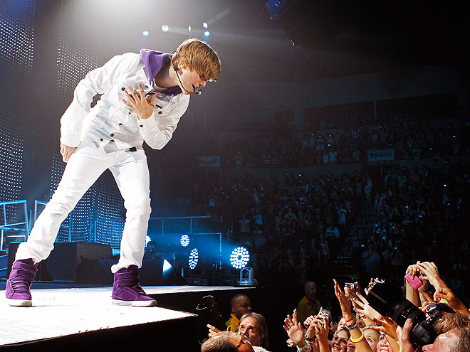 justin bieber in purple suit. Justin Bieber on Stage