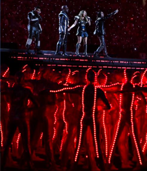 the voice christina aguilera 6 7 2011. Dancers lit up the field in
