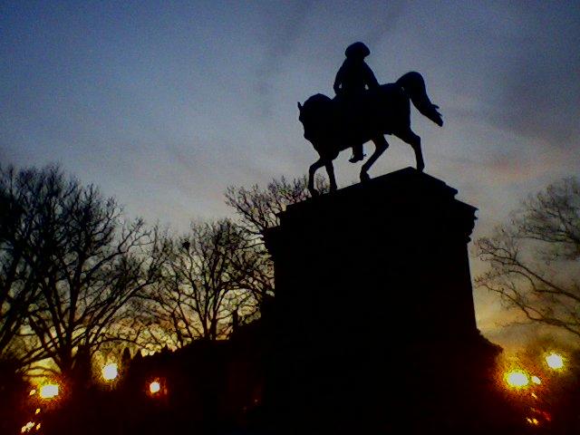 [LoganCircle-statue-silhouetted-27Dec2008.JPG]