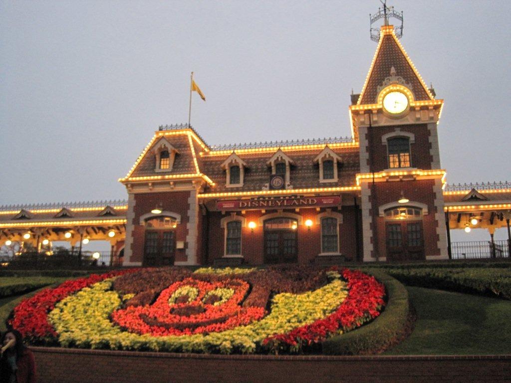[Disneyland+entrance+by+night.jpg]
