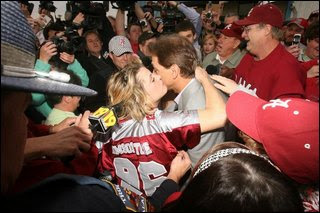 Bama+fan+kissing+Nick.jpg