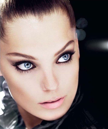 How to use the mascara wand