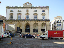 Ayuntamiento de Cáceres con obras alrededor.