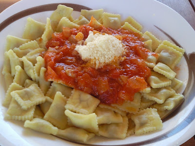 Raviolis De Carne Con Salsa De Tomate Y Cebolla
