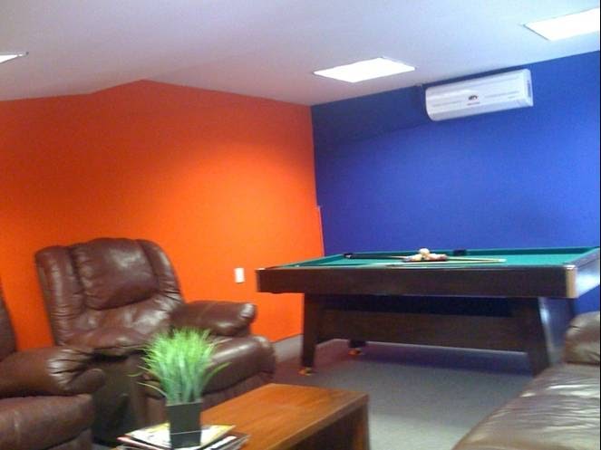 Spor BarberShop: SALA DE ESPERA, MESA DE BILLAR E INTERNET