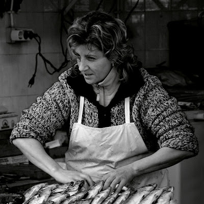 marchande de poisson, fish seller, Porto, Mercado do Bolhão, photo © dominique houcmant