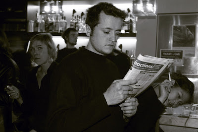 réactions, un homme lit le journal, photo copyright dominique houcmant, Goldo
