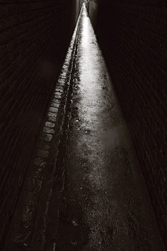 ruelle obsure sous la pluie, quartier de fétinne à liège, photo copyright dominique houcmant, Goldo