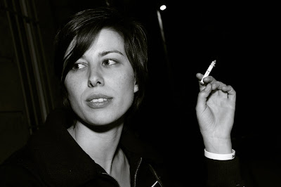portrait de fille à la cigarette, pretty girl portrait, photo dominique houcmant, goldo graphisme