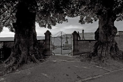la grille du cimetière de Roanne - Stoumont, photo © dominique houcmant