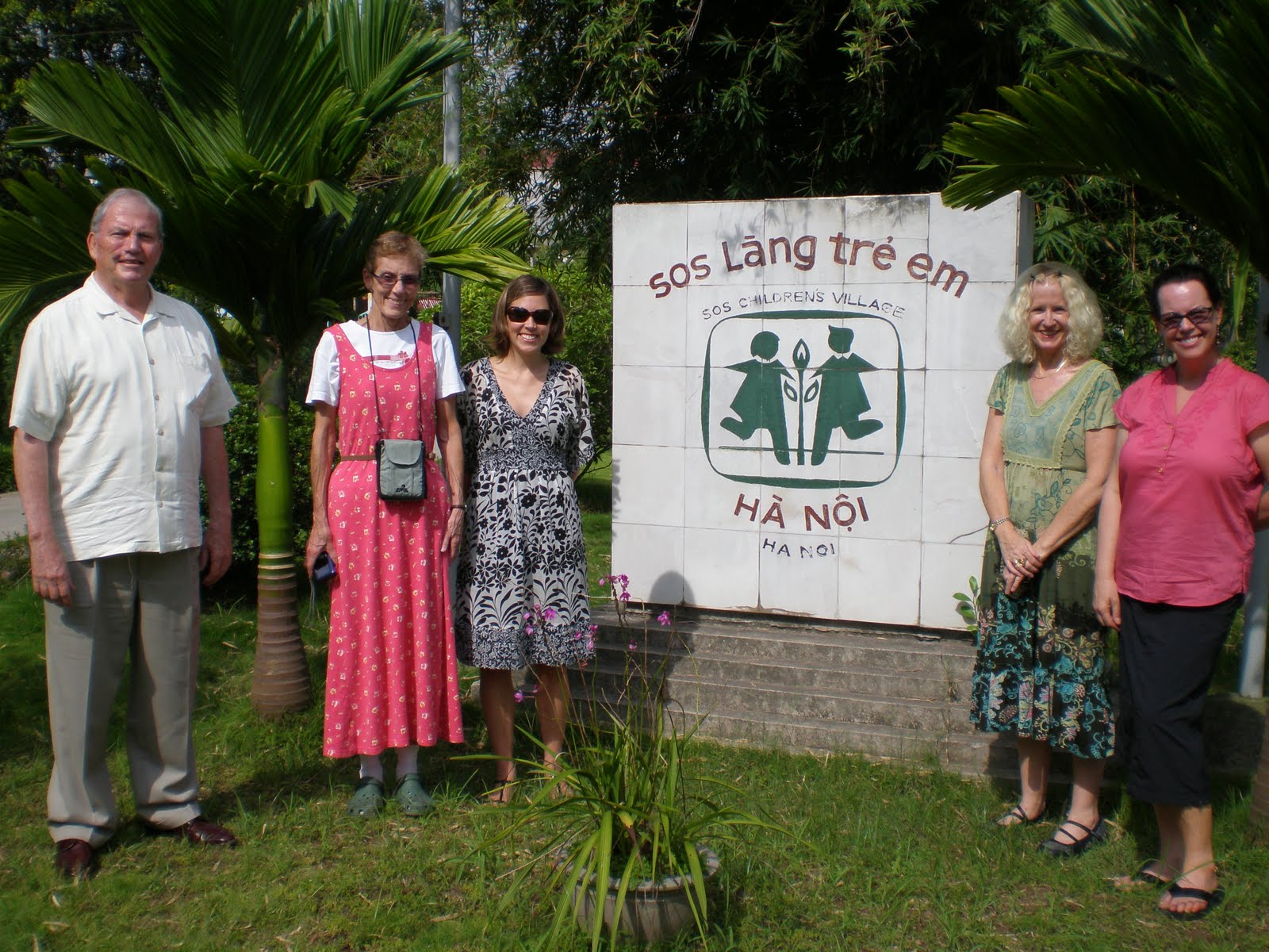 [Global+Volunteer+team+at+SOS+Children's+Village,+Hanoi.+L-R,.JPG]