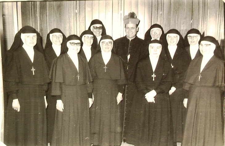 HERMANAS DE SAN ANTONIO CON MONSEÑOR BOXLER