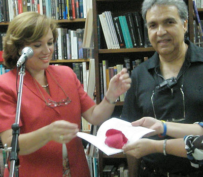 CArolina Jaimes Branger y Francisco Alarcón durante el nautizo del libro con pétalos de rosa