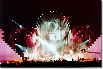 http://2.bp.blogspot.com/_js71pYpdydE/S8V7USYxBYI/AAAAAAAAAes/L9MkENPyteo/s400/20090711_pink-floyd-the-wall-live-2009-stage.jpg